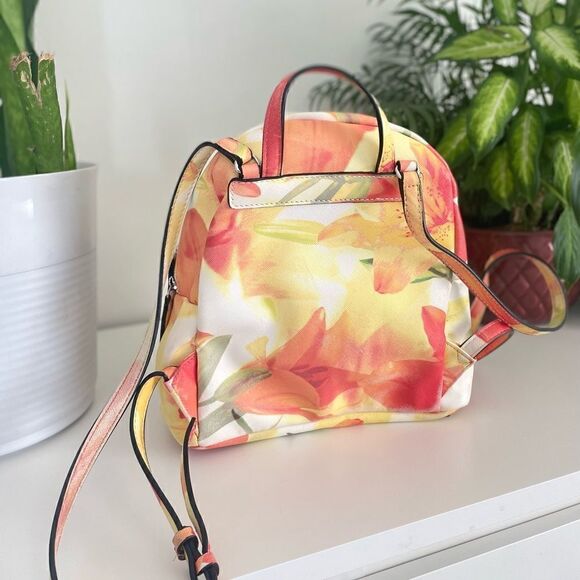 GUESS Women's Take A Dive Floral Backpack
Adjustable backpack straps - Picture 5 of 6